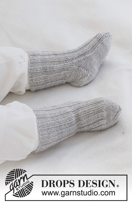 Little Pearl Socks / DROPS Baby 42-10 - Strikkede sokker til baby og børn i DROPS BabyMerino. Arbejdet strikkes i rib. Størrelse 0 - 4 år.