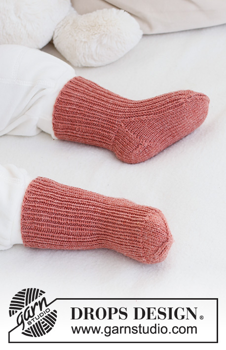 Rosy Cheeks Socks / DROPS Baby 42-11 - Strikkede sokker til baby og børn i DROPS BabyMerino. Arbejdet strikkes i rib. Størrelse 0 - 4 år.