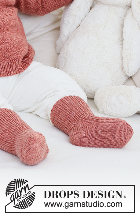 Rosy Cheeks Socks / DROPS Baby 42-11 - Kötött zokni babáknak és gyerekeknek DROPS BabyMerino fonalból. A darabot bordás mintával kötjük 0 - 4 éveseknek való méretekben