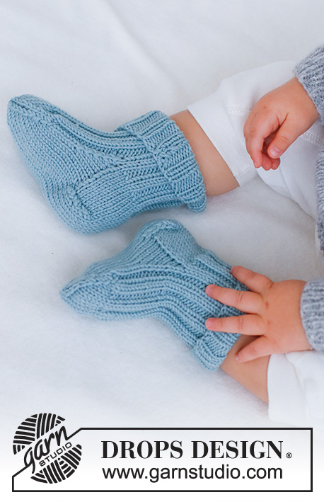 Dream in Blue Socks / DROPS Baby 42-12 - Dětské a baby ponožky pletené pružným vzorem z příze DROPS Merino Extra Fine. Velikost 1 měsíc - 4 roky
