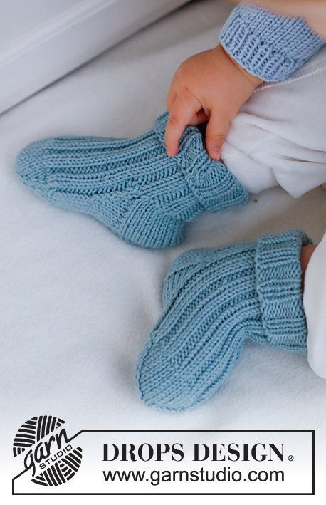 Dream in Blue Socks / DROPS Baby 42-12 - Strikkede sokker til baby og barn i DROPS Merino Extra Fine. Arbeidet strikkes i vrangbord. Størrelse 1 mnd - 4 år.