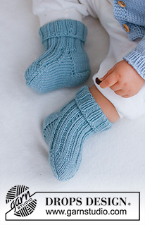 Dream in Blue Socks / DROPS Baby 42-12 - Kötött zokni, babáknak és gyerekeknek, DROPS Merino Extra Fine fonalból. A darabot bordásmintával kötjük. 1 hónaposokra - 4 évesekre való méretekben