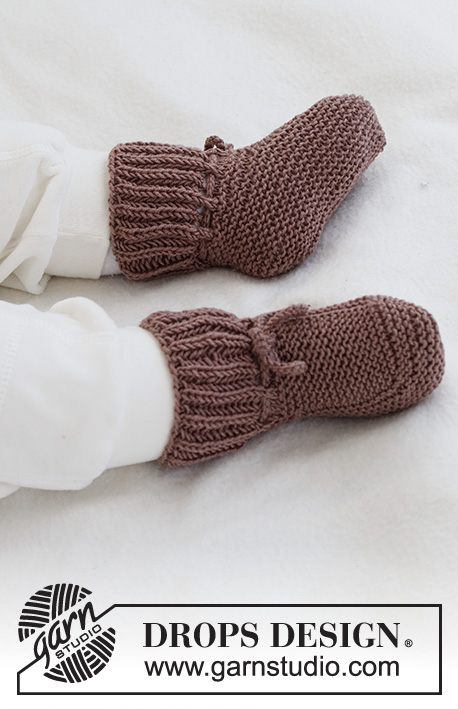 Chocolate Toes / DROPS Baby 42-13 - Pantufas tricotadas para bebé e criança, em canelado inglês e ponto jarreteira, em DROPS BabyMerino. Tamanhos: 1 mês - 4 anos
