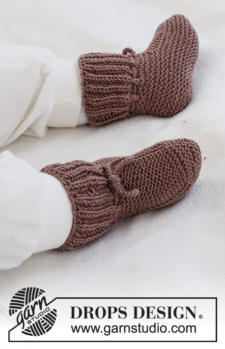 Chocolate Toes / DROPS Baby 42-13 - Dětské a baby botičky pletené chytovým patentem a vroubkovým vzorem z příze DROPS BabyMerino. Velikost 1 měsíc - 4 roky