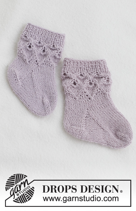 Bellflower Socks / DROPS Baby 43-12 - Gebreide sokken voor baby’s in DROPS Alpaca. Het werk wordt gebreid met kantpatroon en boordsteek. Maten 1 maand – 2 jaar.