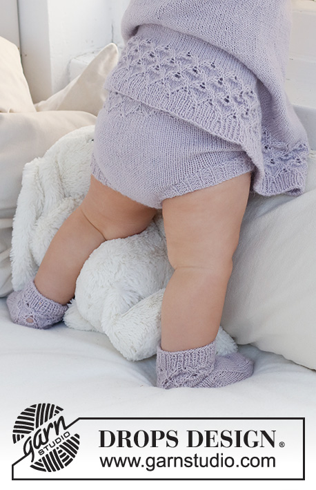 Bellflower Shorts / DROPS Baby 43-13 - Tapa fraldas tricotada de cima para baixo para bebé, com ponto rendado e canelado, em DROPS Alpaca. Tamanhos: 1 mês - 2 anos.