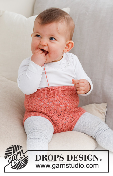 Cotswolds Shorts / DROPS Baby 43-14 - Gebreide korte broek voor baby’s in DROPS BabyMerino. Het werk wordt gebreid met kantpatroon. Maten 1 maand – 2 jaar.