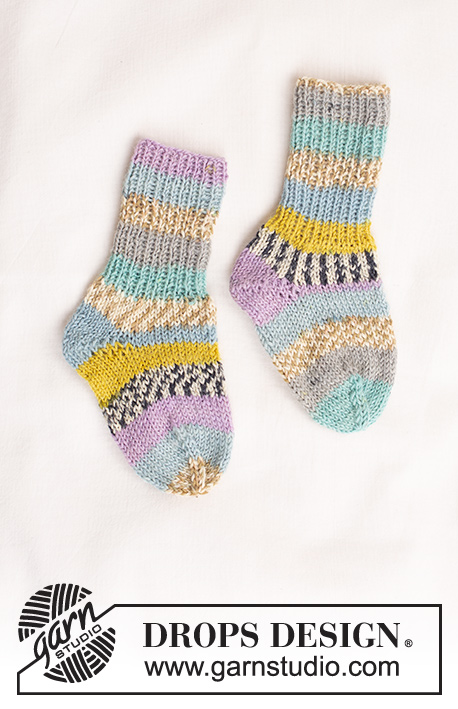 Unicorn Party Socks / DROPS Baby 43-26 - Vauvan ja lapsen neulotut sukat DROPS Fabel-langasta. Koot 0-4 vuotta.
