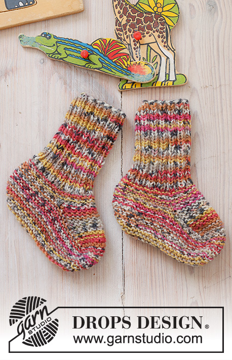 Fruit Patch Socks / DROPS Baby 43-27 - Niemowlęce i dziecięce kapcie na drutach, z włóczki DROPS Fabel. Od 0 do 4 lat.