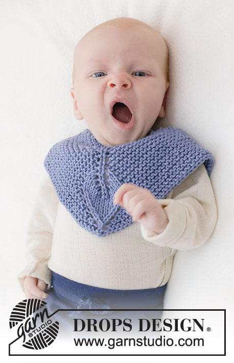 Baby Leaf Bib / DROPS Baby 45-15 - Bavoir tricoté pour bébé en DROPS Cotton Light. Se tricote en allers et retours, de haut en bas, au point mousse et point de feuilles. Du 0 au 4 ans