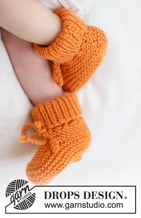 Orange Muffin Slippers / DROPS Baby 45-20 - Pantofole per neonati e bambini lavorate ai ferri in DROPS Baby Merino. Lavorate dall’alto in basso a maglia legaccio. Taglie: 0 - 4 anni.