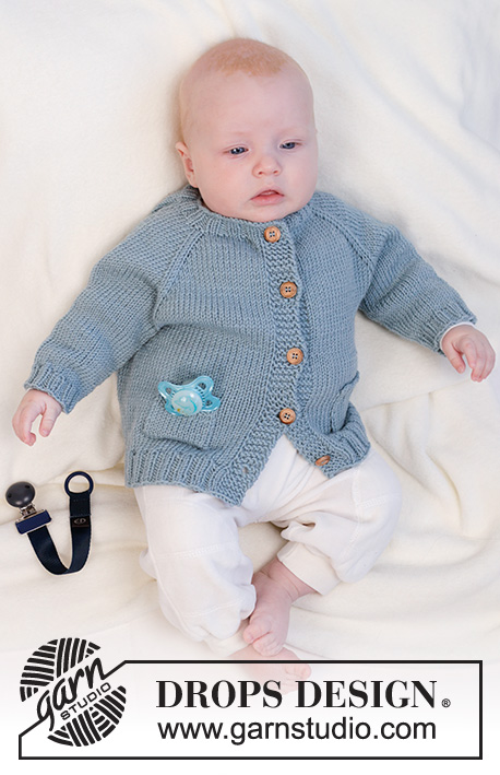 Blue Song / DROPS Baby 45-21 - Vauvan ylhäältä alas neulottu jakku DROPS Merino Extra Fine -langasta. Työssä on raglanlinjat ja taskut. Koot 0-2 vuotta.