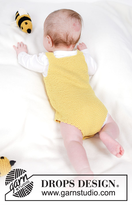 Bumblebee Romper / DROPS Baby 45-3 - Fofo tricotado para bebé em DROPS BabyMerino. Tricota-se de baixo para cima em ponto jarreteira. Tamanhos: 0 - 4 anos.