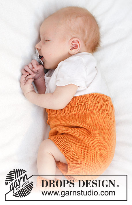 Orange Muffin Shorts / DROPS Baby 45-8 - Stickade shorts till baby i DROPS BabyMerino. Arbetet stickas uppifrån och ner i slätstickning. Storlek 0 – 4 år.