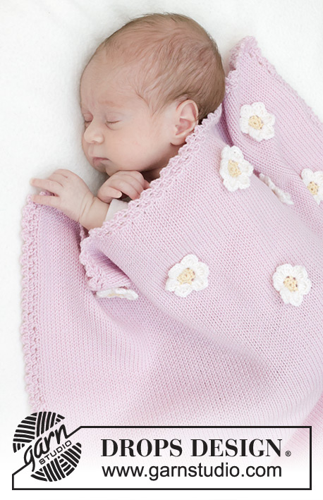 Little Daisy Blanket / DROPS Baby 46-1 - Couverture tricotée pour bébé en DROPS BabyMerino. Se tricote en jersey avec bordure au crochet et fleurs. Thème: Couverture bébé