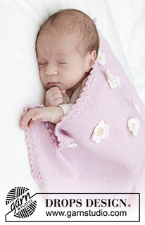 Little Daisy Blanket / DROPS Baby 46-1 - Gestrickte Decke für Babys in DROPS BabyMerino. Die Arbeit wird glatt rechts mit gehäkeltem Rand und gehäkelten Blumen gestrickt. Thema: Babydecke