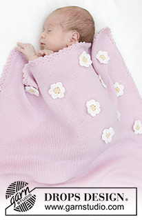 Little Daisy Blanket / DROPS Baby 46-1 - Strikket tæppe til baby i DROPS BabyMerino. Arbejdet strikkes i glatstrik med hæklet kant og hæklede blomster. Tema: Babytæppe
