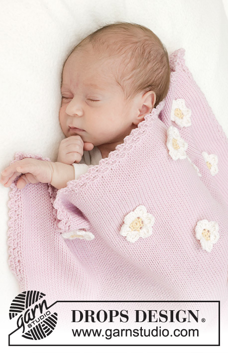 Little Daisy Blanket / DROPS Baby 46-1 - Gebreide babydeken in DROPS BabyMerino. Het werk wordt gehaakt in tricotsteek met gehaakte rand en bloemen. Thema: babydeken