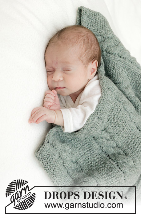 Soft Dream Blanket / DROPS Baby 46-11 - Gestrickte Babydecke / Decke für Babys in DROPS Sky. Die Arbeit wird in Hin- und Rück-Reihen mit Zopfmuster und Krausrippen gestrickt.