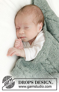 Soft Dream Blanket / DROPS Baby 46-11 - Coperta per bambini lavorata in DROPS Sky. Lavorata in piano, con trecce e maglia legaccio.