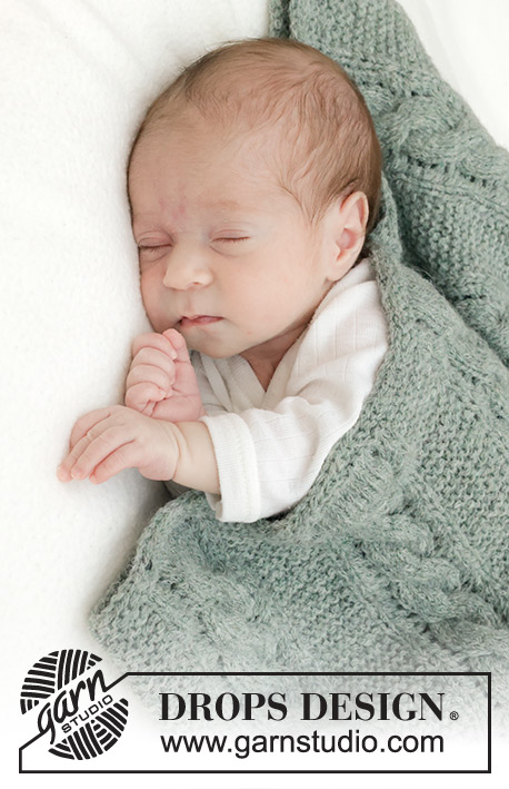 Soft Dream Blanket / DROPS Baby 46-11 - Manta tricotada para bebé em DROPS Sky. Tricota-se em idas e voltas, com torcidos e ponto jarreteira.