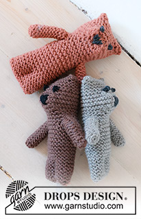 Tiny Bear / DROPS Baby 46-17 - Strikket leke bamse til baby og barn i DROPS Merino Extra Fine. Arbeidet strikkes ovenfra og ned i riller med broderte øyne og snute. Tema: Kosedyr.