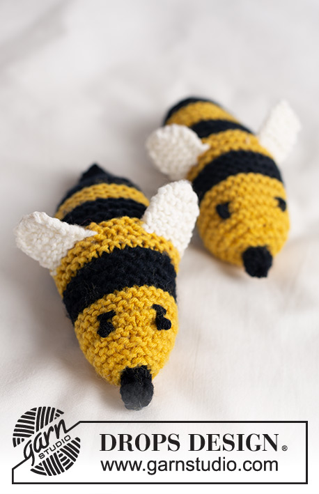 Bee Buddies / DROPS Baby 46-19 - Jouet abeille tricotée pour bébé et enfant en DROPS Merino Extra Fine. Se tricote en allers et retours au point mousse. Thème: Jouets