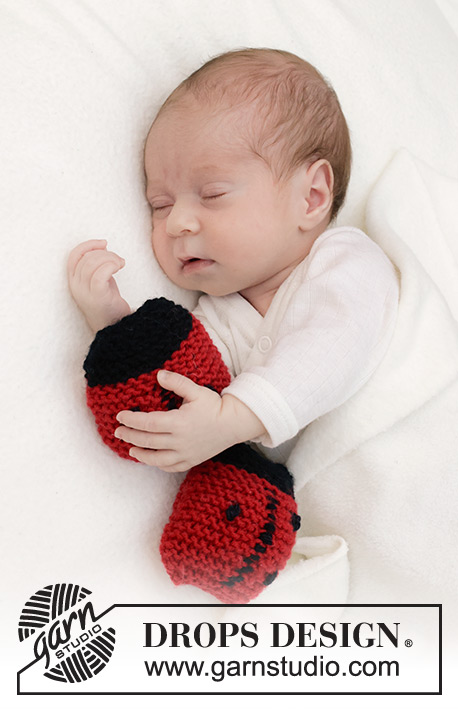 Sweet Ladybug / DROPS Baby 46-20 - Vauvan ja lapsen neulottu leppäkerttulelu DROPS Merino Extra Fine -langasta. Työ neulotaan tasona ja työssä on ainaoikeinneuletta. Teema: Pehmolelut.