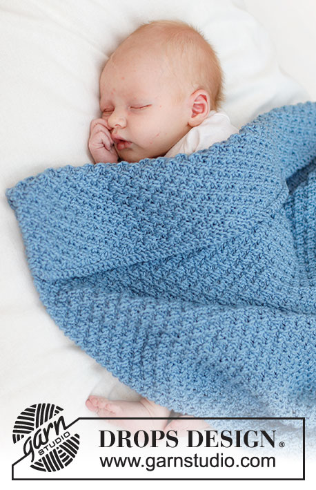 Blue Pearl Blanket / DROPS Baby 46-8 - Gestrickte Decke für Babys / Babydecke in DROPS Big Merino. Die Arbeit wird in Hin- und Rück-Reihen mit großem Perlmuster gestrickt.