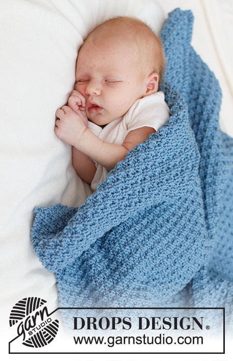 Blue Pearl Blanket / DROPS Baby 46-8 - Gestrickte Decke für Babys / Babydecke in DROPS Big Merino. Die Arbeit wird in Hin- und Rück-Reihen mit großem Perlmuster gestrickt.