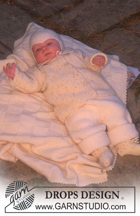 DROPS Baby 6-13 - Strikket sett med jakke, bukse, lue og sokker i DROPS Baby Merino og teppe til baby i DROPS Karisma. Arbeidet strikkes i perlestrikk og riller og jakken kan strikkes med eller uten ermhullsfelling. Størrelse 0 - 6 år. Tema: Babyteppe
