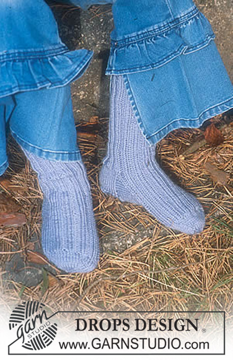 DROPS Children 12-20 - Strikkede sokker til børn, dame og herre i DROPS Karisma. Arbejdet strikkes i ribstrik. Størrelse 24 - 44.