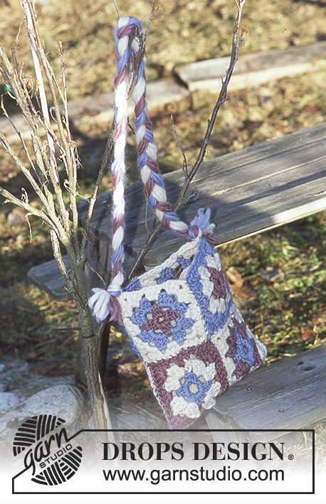 Snow Gnome Bag / DROPS Children 12-53 - Sac crocheté en DROPS Snow, avec bandoulière tressée. Le sac mesure environ 24 x 24 cm.