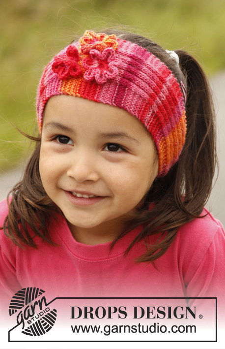 Posie / DROPS Children 22-12 - Fita de cabelo tricotada em canelado com flores em croché, em DROPS Fabel. Tamanhos criança: 3 - 12 anos