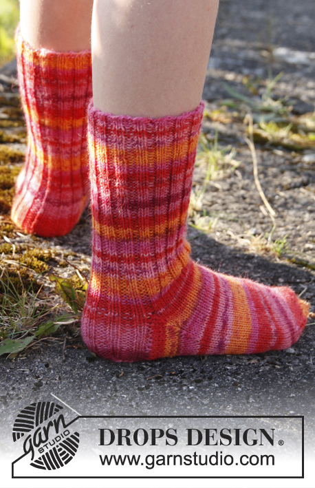 Jenna / DROPS Children 22-13 - Knitted children socks in DROPS Fabel with rib. Size 15 - 37.