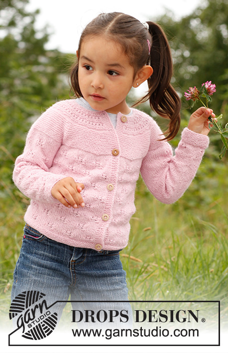 Illy / DROPS Children 22-16 - Strikket jakke med rundfelling og hullmønster i DROPS BabyAlpaca Silk . Til barn i størrelser fra 3 til 12 år