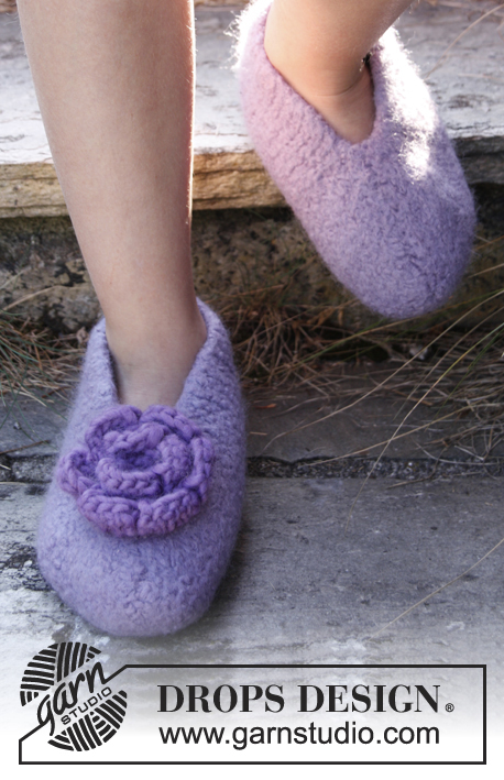 Fairy Slippers / DROPS Children 22-24 - Felted DROPS slippers with crochet flower in “Snow”. Size 23 - 37.