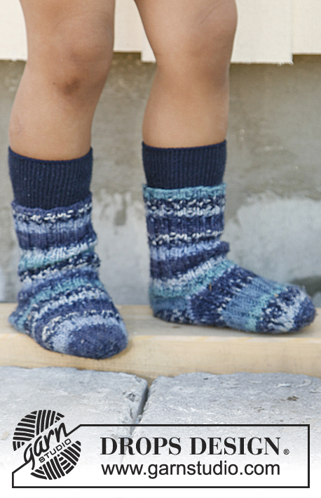Pitter Patter / DROPS Children 22-40 - Dětské ponožky pletené pružným vzorem z příze DROPS Fabel. 
Velikost 23 - 37.
