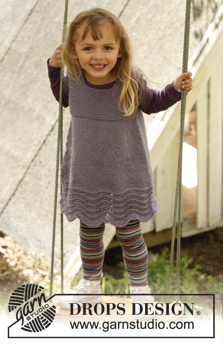 Bluebelle / DROPS Children 23-1 - Šaty s vlnkovým vzorem pletené z příze DROPS Karisma. Velikosti pro děti od 3 do 12 let
