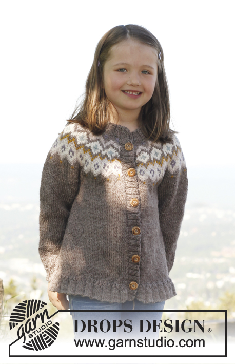 Silje jacket / DROPS Children 23-15 - Propínací svetr - kabátek s kruhovým sedlem a volánkem pletený z příze DROPS Karisma. Velikosti pro děti od 3 do 12 let