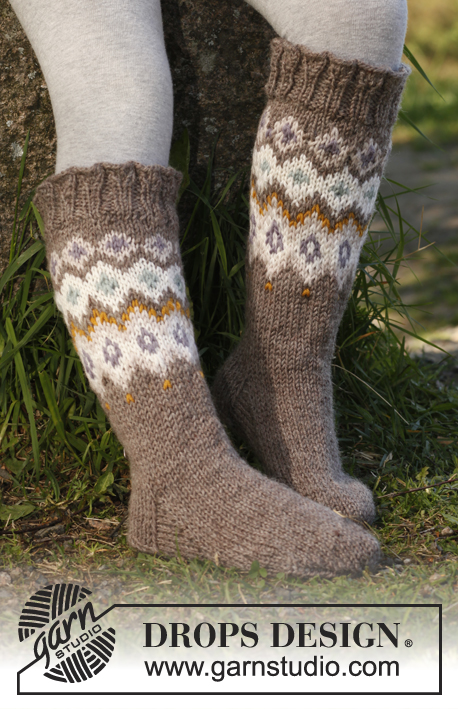 Silje socks / DROPS Children 23-17 - Gestrickte Socken mit Volantkante und mehrfarbigem Muster in DROPS Karisma für Kinder. Größe 22 - 37.
