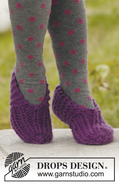 Walkabout / DROPS Children 23-22 - Knitted slippers in DROPS Andes.
