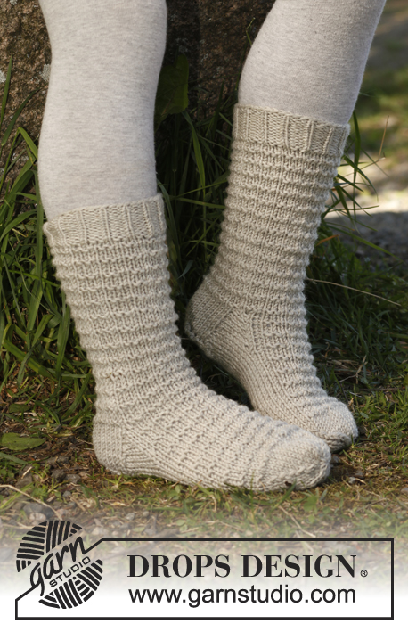 Beata / DROPS Children 23-29 - Gebreide sokken voor kinderen met structuurpatroon in DROPS Karisma. Maat 22 - 37.
