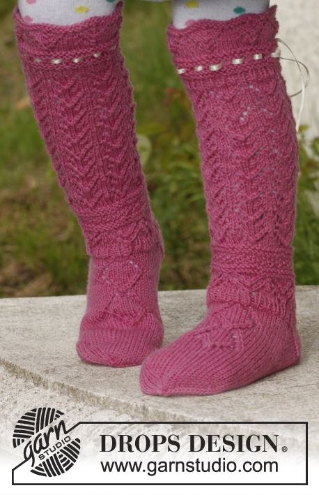 Princess socks / DROPS Children 23-45 - Knitted children socks with lace pattern in DROPS Fabel. 
