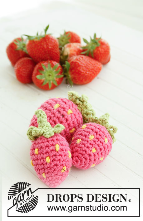 Berrylicious / DROPS Children 23-59 - Crochet toy strawberry in DROPS Paris. 