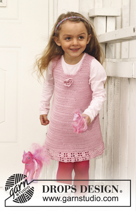 Candy Rose / DROPS Children 24-29 - Gehaakte jurk met kantpatroon in DROPS Muskat.  Maat kinderen 3 - 12 jaar.