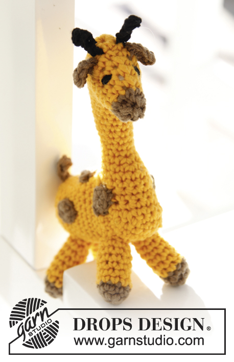 Melman / DROPS Children 24-8 - Malá a velká žirafa háčkovaná z příze DROPS Safran nebo DROPS Paris.