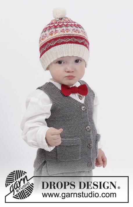 Goofy Gavin / DROPS Children 26-15 - Szett Kötött DROPS mellény, zsebekkel, és V kivágással BabyMerino fonalból, térdnadrág és harisnya BabyMerino fonalból, és kötött sapka és zokni norvégmintával Fabel fonalból, masni Fabel fonalból. Méretek 1 hónapos– 6 éveseknek