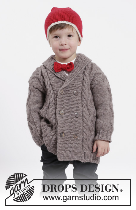 Charming Cooper / DROPS Children 26-16 - Sett med strikket jakke med fletter og sjalskrage, lue med dusk og sløyfe i DROPS Karisma. Til barn i størrelse 3 – 12 år