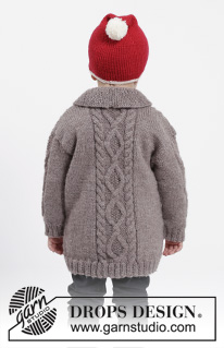 Charming Cooper / DROPS Children 26-16 - Conjunto de casaco em tricô com torcidos e gola xaile, gorro com  pompom e laço em DROPS Karisma. Tamanhos 2 - 12 anos